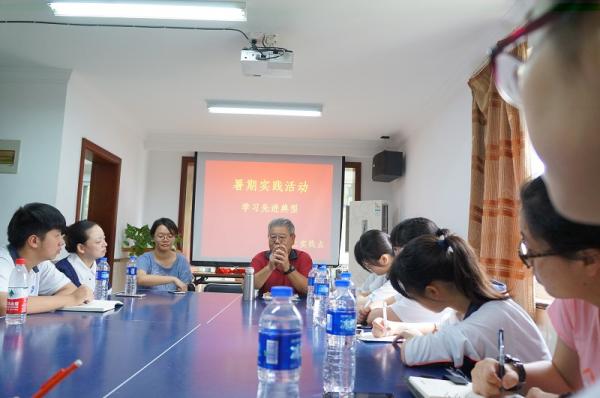 采访先进人物马善祥爷爷.JPG