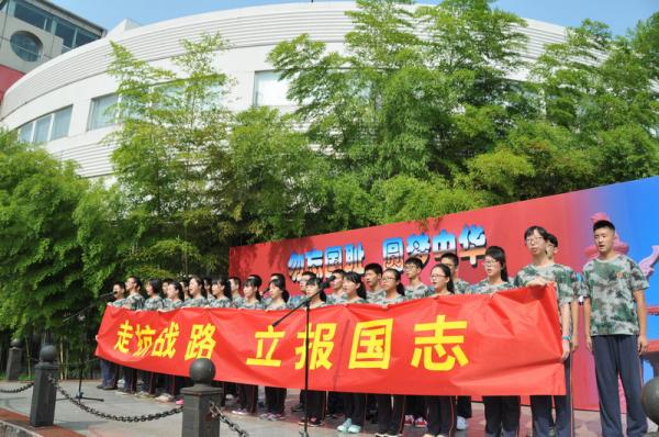 2015年9月1日开学典礼上，长征中学学生高唱抗战歌曲.JPG